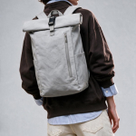 Rolltop-Rucksack aus recyceltem Canvas mit verstärktem Boden und Vordertasche, 16 l farbe hellgrau Ansicht der Umgebung