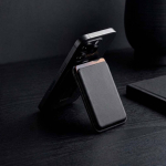 Magnetischer 2-in-1-Kartenhalter aus veganem Kunstleder mit Handyhalterung farbe schwarz Ansicht der Umgebung