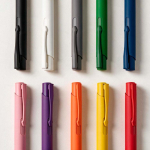 Kugelschreiber aus recyceltem Aluminium mit gummierter Oberfläche und blauer Tinte