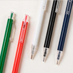 Kugelschreiber aus recyceltem Aluminium mit Druckknopf und blauer Tinte