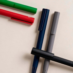 Kugelschreiber aus recyceltem Aluminium mit glänzender Oberfläche und blauer Tinte