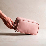 Kulturbeutel zum Aufhängen aus recyceltem Kunstleder mit drei Fächern farbe rosa