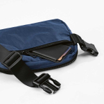 Wasserabweisende Bauchtasche aus recyceltem Nylon mit Rückfach, 1,5 l farbe marineblau Detailansicht