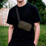 Wasserabweisende Bauchtasche aus recyceltem Nylon mit Rückfach, 1,5 l farbe dunkelgrün Ansicht der Umgebung