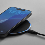 Magnetisches kabelloses Ladegerät aus recyceltem Aluminium mit USB-C, 15 W farbe schwarz Detailansicht