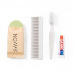 Zahnbürste, Zahnpasta, Seife und Kamm mit Logo Farbe Natur erste Detailbild