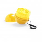 Wasserdichter Poncho im runden Schlüsselanhänger für Kinder farbe gelb erste Ansicht