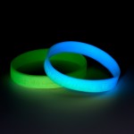 Leuchtende Armbänder aus Silikon bedrucken