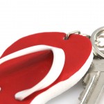 Sommerlicher Schlüsselanhänger in Form eines Flipflops Farbe rot vierte Ansicht