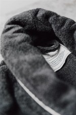 Edler, sehr weicher Bademantel aus Baumwolle Farbe dunkelgrau Lifestyle-Bild 2