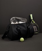 Sport- oder Reisetasche mit Tragegurt Farbe schwarz Lifestyle-Bild