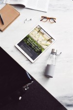 Trinkflasche aus Borosilikatglas mit Hülle Farbe grau Lifestyle-Bild