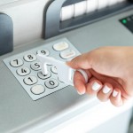 Antibakterieller und berührungsfreier Schlüsselanhänger mit Logo, Bankautomat betätigen