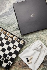 Schachspiel mit Holzfiguren Farbe schwarz Lifestyle-Bild