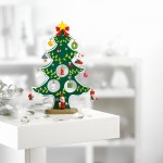 Kleiner Weihnachtsbaum mit Deko Farbe grün Stimmungsbild