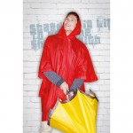 Bedruckte Regenjacke für Firmen Farbe rot Stimmungsbild 4