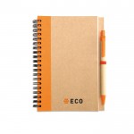 Notizbuch aus Recyclingpapier mit Farbdetail Farbe orange Ansicht mit Logo 1