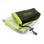 Handtuch in Nylontasche als Werbegeschenk Farbe grün Ansicht mit Logo 1