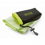 Handtuch in Nylontasche als Werbegeschenk Farbe grün zweite Ansicht mit Logo