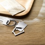 Zwei Hausdesigns an Ihrem Schlüsselanhänger Farbe glänzendes silber Stimmungsbild