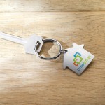 Günstiger bedruckter Schlüsselanhänger mit Haus Farbe mattsilber Stimmungsbild mit Druck