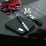 Einschließlich Kugelschreiber, Schlüsselanhänger und Brieftasche Farbe schwarz Stimmungsbild