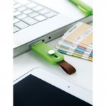 Einziehbarer USB-Stick mit Ledergriff am Laptop eingesteckt