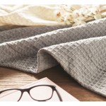 Leichte Decke im Waffelmuster aus Baumwolle mit Geschenkbox 300 g/m2 Farbe grau Stimmungsbild