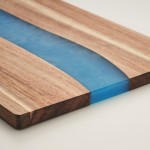Schneidebrett aus Akazienholz mit blauem Epoxidharz-Detail Farbe holzton drittes Detailbild