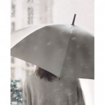 Reflektierender Regenschirm mit Logo bedrucken lassen Farbe mattsilber Stimmungsbild 3