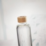 Glasflasche mit Bambusdeckel bedrucken Farbe holzton Stimmungsbild mit Druck