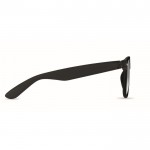 Klassische Sonnenbrille mit recyceltem Gestell Farbe schwarz zweite Ansicht