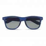 Klassische Sonnenbrille mit recyceltem Gestell Farbe blau erste Ansicht