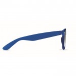 Klassische Sonnenbrille mit recyceltem Gestell Farbe blau zweite Ansicht