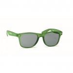 Klassische Sonnenbrille mit recyceltem Gestell Farbe grün Ansicht mit Logo 1