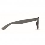 Klassische Sonnenbrille mit recyceltem Gestell Farbe grau zweite Ansicht