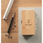 Set mit 24 Schraubendrehern im Bambuskarton Farbe Holzton Stimmungsbild 3 mit Druck