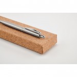 Metallischer Kugelschreiber in Kasten aus Kork Farbe Mattsilber zweites Detailbild