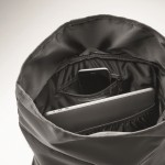 Rucksack mit Rolltop-Reißverschluss und gepolsterter Rückseite aus RPET-Polyester Farbe schwarz Detailbild