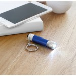 Origineller Schlüsselanhänger mit Taschenlampe Farbe blau Stimmungsbild