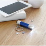 Origineller Schlüsselanhänger mit Taschenlampe Farbe blau Stimmungsbild 3