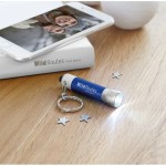 Origineller Schlüsselanhänger mit Taschenlampe Farbe blau Stimmungsbild 3 mit Druck