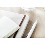 Notizbücher mit rustikalem Deckel bedrucken Farbe beige Stimmungsbild 4