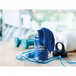Werbeartikel Tritan Flasche mit Handtuch Farbe köngisblau Stimmungsbild mit Druck
