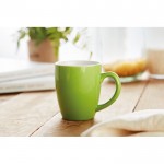 Bunte Tasse im Karton für Werbung Farbe grün Stimmungsbild