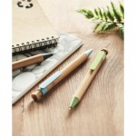 Bambus-Kugelschreiber mit Druckknopf Farbe blau Stimmungsbild
