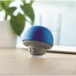 Bluetooth-Lautsprecher mit Saugnapf Farbe köngisblau Stimmungsbild 3