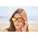 Sonnenbrille mit Siebdruck und Bambusbügel Farbe gelb Stimmungsbild 3