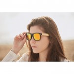 Sonnenbrille mit Siebdruck und Bambusbügel Farbe gelb Stimmungsbild 4