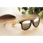 Sonnenbrille mit Siebdruck und Bambusbügel Farbe glänzendes silber Stimmungsbild mit Druck